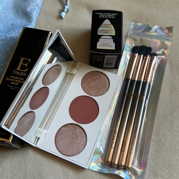 Makeup kit with travel bag - Picture 4 of 8